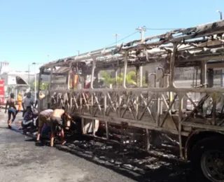 Vídeo: população furta ferros de ônibus que pegou fogo no Comércio