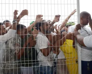 Vídeo: torcedores do Bahia enfrentam chuva para garantir ingressos