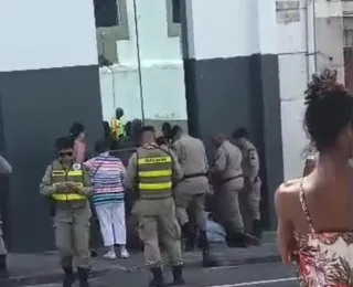 Vídeo: turista é baleado em assalto no Centro Histórico de Salvador
