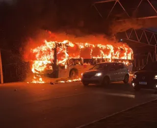 Vídeos: dois ônibus são incendiados durante protesto em Pernambués