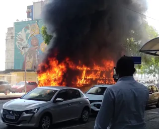 Vídeos: ônibus pega fogo no bairro do Comércio, em Salvador