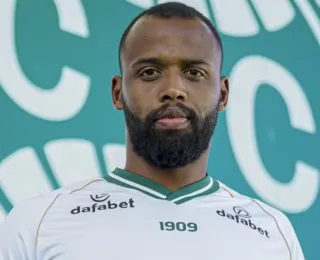 Vitória encaminha contratação de zagueiro do Coritiba