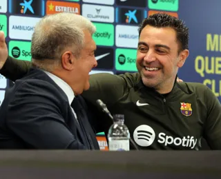 Xavi volta atrás e anuncia permanência no Barcelona: "Tudo mudou"