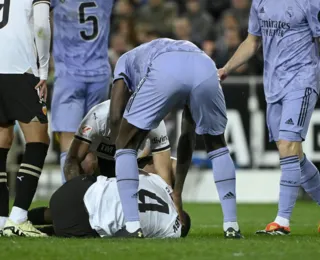 Zagueiro do Valencia sofre pior lesão do futebol e pode se aposentar