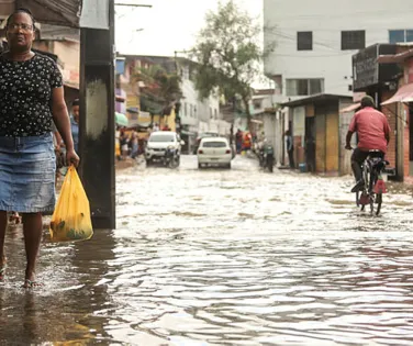 Infectologista faz alerta sobre contato com água de enchentes - Imagem