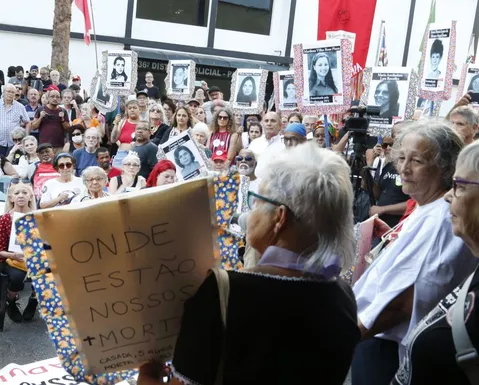 Caminhada em São Paulo lembra golpe militar e faz homenagem às vítimas