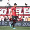 Vídeo: zagueiro do Atlético-GO foi expulso de maneira inusitada contra o Bahia - Imagem