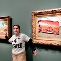 Ativista é presa após colar cartaz em quadro de Monet, em Paris imagem