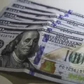 Dólar fecha em forte queda pressionado por política tarifária de Trump imagem