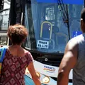 População ameaça incendiar ônibus após linha ser modificada imagem