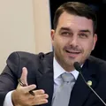 Flávio Bolsonaro ataca denúncia da PGR contra o pai: “Delírio" imagem