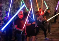 Academia dá aulas de esgrima com sabres de luz como em 'Star Wars'