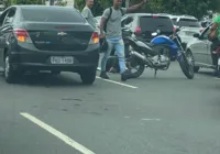Acidente entre carro e moto deixa Av. ACM congestionada