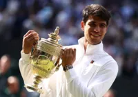 Alcaraz vence Djokovic e é bicampeão de Wimbledon