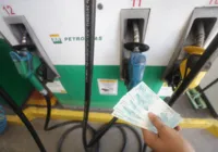 Alta de dólar pode aumentar preço da gasolina e produtos de consumo