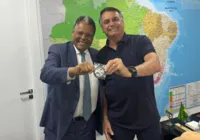Antônio Brito recebe medalha 'imbrochável' de Bolsonaro