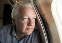 Assange será um 'homem livre' após audiência em tribunal, diz esposa