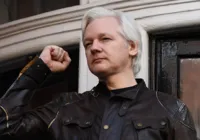 Assange tem recepção calorosa em desembarque na Austrália