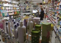 Atendente orientada a prender cabelo 'black power' é indenizada