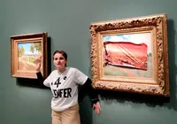 Ativista é presa após colar cartaz em quadro de Monet, em Paris imagem