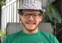 Ator da Netflix é preso após agredir ex-namorada com 20 facadas