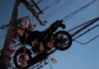 Balão ergue moto, capota carro e cai sobre imóveis em São Paulo