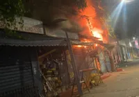 Vídeo: barraca pega fogo na Sete Portas