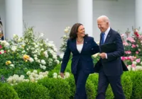 Biden faz coro por candidatura de Kamala após recuar