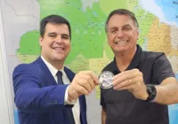 Bolsonaro entrega medalha de "imbrochável" a deputado; confira