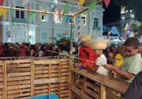 Brinquedos gratuitos divertem a criançada no Pelô