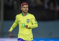 CBF "pede" que jogador da Seleção Brasileira evite cabelo rosa