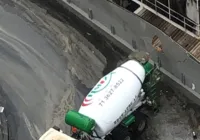 Caminhão betoneira bate em muro de mercado na Barra