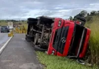 Caminhão carregado de laranjas tomba na BR-101