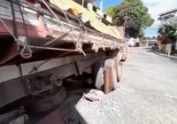 Caminhão perde freio e atinge muro de destribuidora de gás no Arenoso