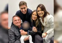 Carlos Bolsonaro reclama ao ver pai carregar filha de deputado