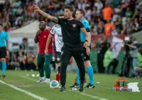 Carpini escreve 'triunfo' em legenda, mas corrige: "Grande vitória"