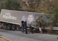 Carreta de cantor sertanejo fica pendurada em ribanceira na Bahia