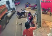 Carreta desgovernada bate em carro e invade casas na Bahia; veja