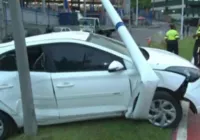 Carro derruba poste na Av. Vasco da Gama e região fica sem energia