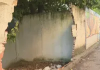 Carro desgovernado derruba muro de colégio estadual em Salvador