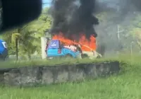 Carro pega fogo e provoca engarrafamento na Paralela; veja vídeo