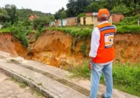 Casas interditadas em Candeias são demolidas por causa de cratera