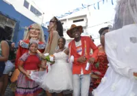 Casório a céu aberto vira atração da Carroçada da Saúde