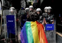 Centenas de pessoas são detidas em parada do Orgulho em Istambul
