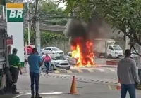 Chamas destroem carro próximo a posto de combustíveis no Cidade Jardim