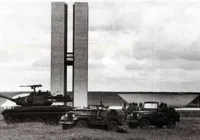 Com a cabeça  na boca do tigre