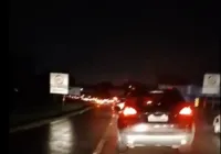 Com chuva, tráfego na BR-324 é intenso na noite de segunda-feira