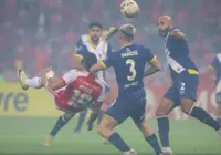 Confusão e invasão de campo marcam eliminação do Inter na Sul-Americana