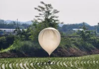 Coreia do Norte envia balões com lixo e fezes à Coreia do Sul
