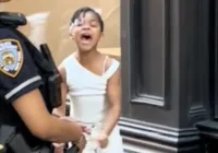 Criança enfrenta policiais ao ver mãe acusada injustamente de furto